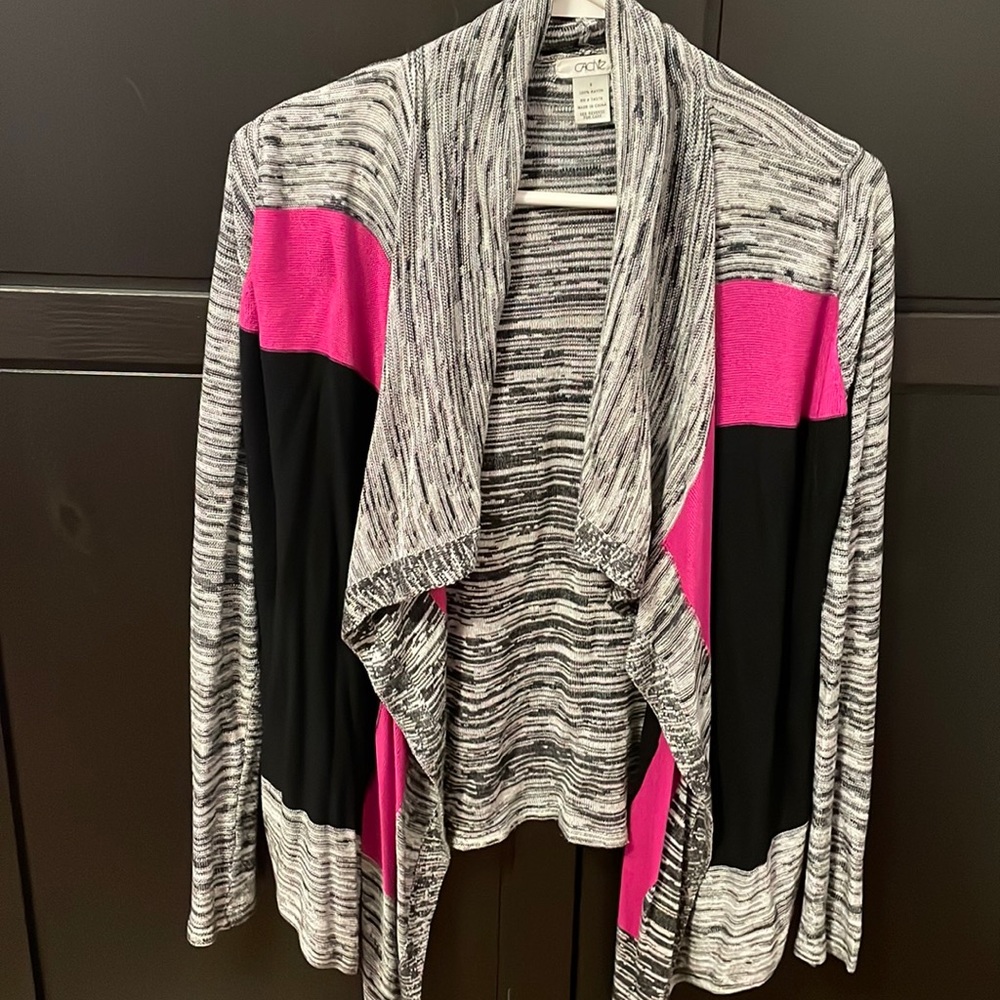 NWOT Cache brand beautiful light weight sweater. Size small.